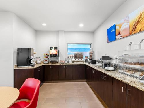 Η κουζίνα ή μικρή κουζίνα στο Comfort Inn & Suites Bellevue - Omaha Offutt AFB