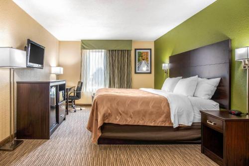 a hotel room with a bed and a television at Quality Inn & Suites Brandenburg - Fort Knox in Brandenburg