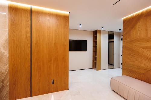 Televisyen dan/atau pusat hiburan di Elegant modern apartment 9