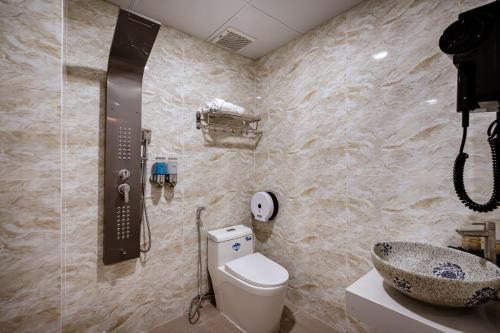 a bathroom with a toilet and a sink at Thọ Lập 3 Feliz 寿立商旅酒店 in Kon Rung (1)