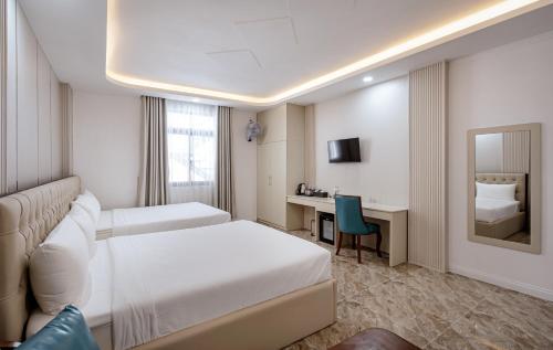 a hotel room with a bed and a desk at Thọ Lập 3 Feliz 寿立商旅酒店 in Kon Rung (1)