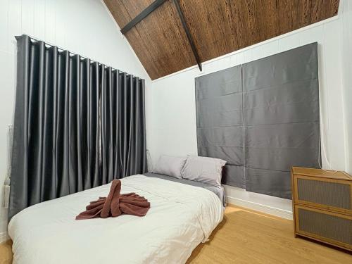 En eller flere senge i et værelse på 549 Resort & Cafe Lamphun