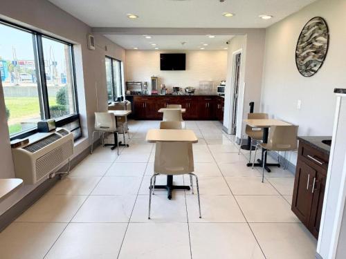 Кухня или мини-кухня в Days Inn by Wyndham St. Charles IL
