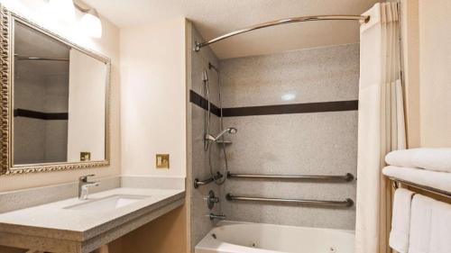 Ένα μπάνιο στο Best Western Plus Twin View Inn and Suites