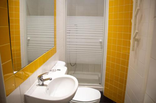 Ένα μπάνιο στο O2 Hostel