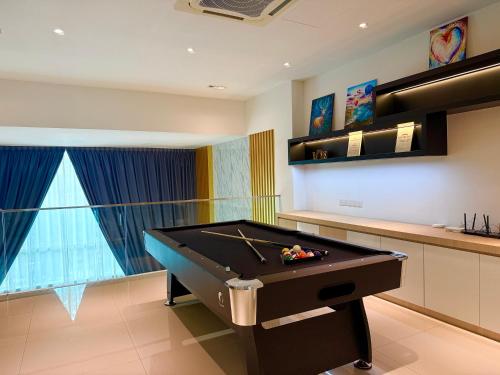 Meja biliard di Luxury New Puchong Private Pool Villa up to 30pax