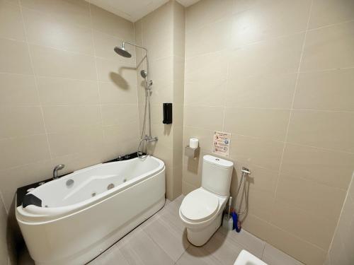 Bilik mandi di Luxury New Puchong Private Pool Villa up to 30pax