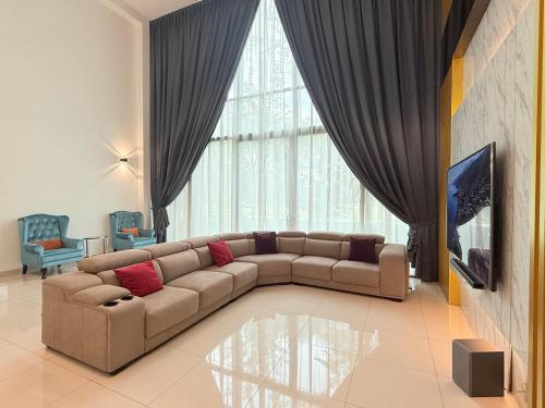 Ruang duduk di Luxury New Puchong Private Pool Villa up to 30pax