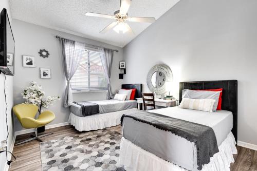 Ένα ή περισσότερα κρεβάτια σε δωμάτιο στο 2 Br 2 Bath Waterfront Apt Walking To Beach