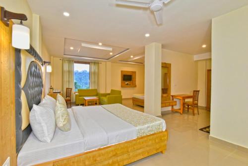 En eller flere senge i et værelse på Hotel Pine View # 5 Star Feeling # Near Cricket stadium 5 km# VPO, Sudher Dharamshala