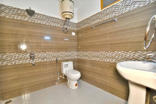 Et badeværelse på Hotel Pine View # 5 Star Feeling # Near Cricket stadium 5 km# VPO, Sudher Dharamshala