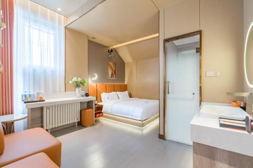 Una cama o camas en una habitación de Dequan Luxury Hotel Bird's Nest BranchCoffee, fruits, snacks, a gym and a laundry room are provided for free in the lobby