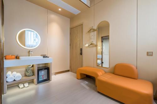 Un lugar para sentarse en Dequan Luxury Hotel Bird's Nest BranchCoffee, fruits, snacks, a gym and a laundry room are provided for free in the lobby