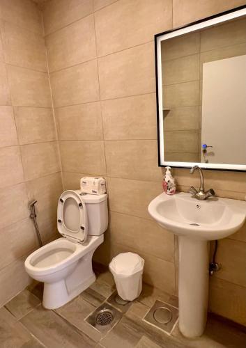 un bagno con un water e un lavandino di Sukoun Studios a Baalbeck