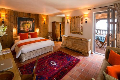 Hotel Restaurant De l'Illwald في سليستا: غرفة نوم مع سرير وغرفة معيشة