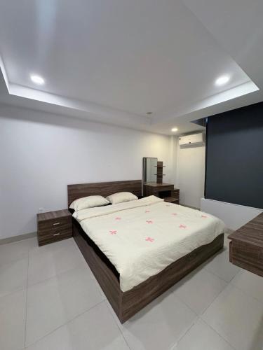 una camera da letto con un grande letto con fiori rosa di MIA's homestay a Phu Quoc