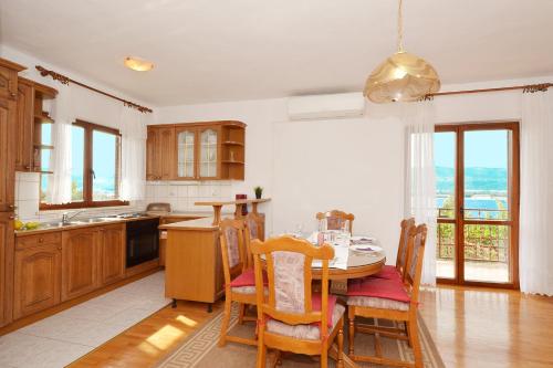 Dapur atau dapur kecil di Apartments Uljevic-close to the beach
