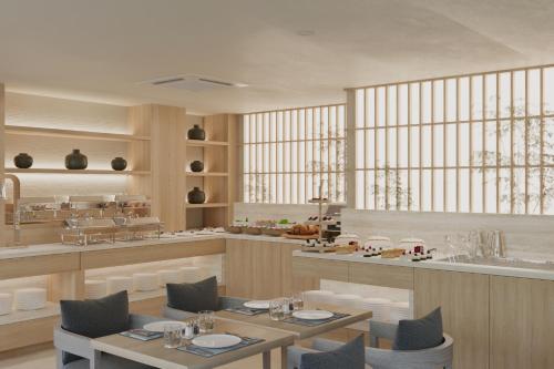 Un restaurante con mesas y sillas y una cocina. en Amaya Saigon Boutique Hotel, en Ho Chi Minh