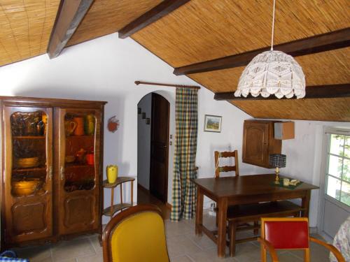 une cuisine avec une table et une salle à manger dans l'établissement Le journal Blanc, à Notre-Dame-de-Monts