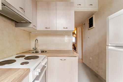 Nhà bếp/bếp nhỏ tại Cute full apt w/backyard in Paleo Faliro