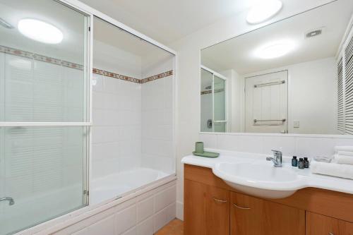 Ένα μπάνιο στο Turtle Beach Resort Premium Family Apt 89