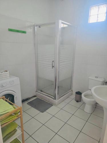 Koupelna v ubytování Appartement idéal, à deux pas de la mer, de la gare maritime et du centre-ville