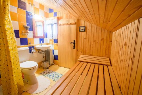 y baño con aseo y lavamanos. en Guest House Kraljev Hrib, en Kamniška Bistrica