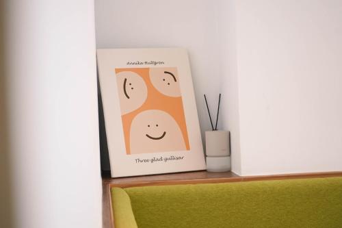 a book sitting on a shelf next to a vase at 有某行旅 yóu mǒu hostel in Tainan