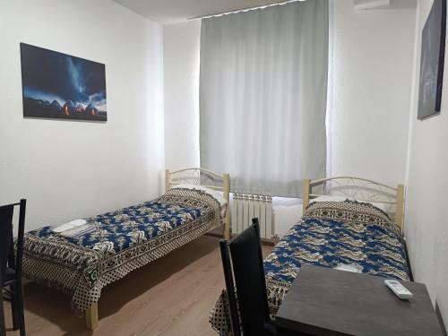 Ein Bett oder Betten in einem Zimmer der Unterkunft Nomad Inn