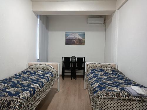 Ein Bett oder Betten in einem Zimmer der Unterkunft Nomad Inn