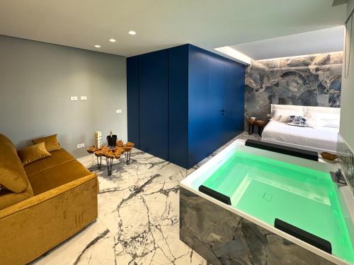 une pièce avec une baignoire au milieu d'une chambre dans l'établissement Suite 18, à Polignano a Mare