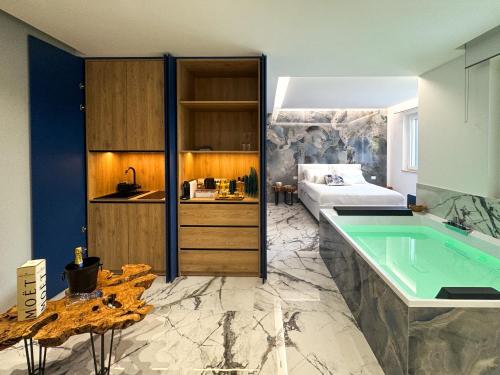 une salle de bain avec baignoire et une chambre avec un lit dans l'établissement Suite 18, à Polignano a Mare