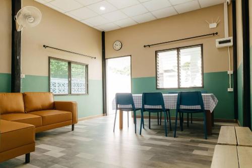 a waiting room with a table and chairs at PaiPaiHostel in Pai