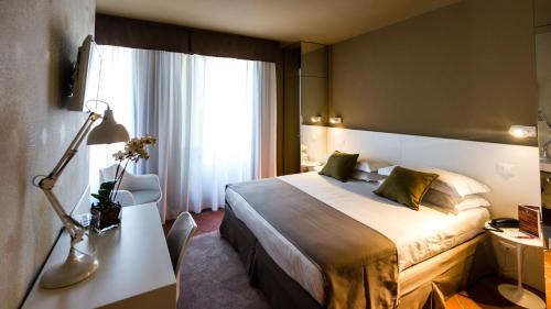 Un pat sau paturi într-o cameră la Palazzo Lorenzo Hotel Boutique & Spa