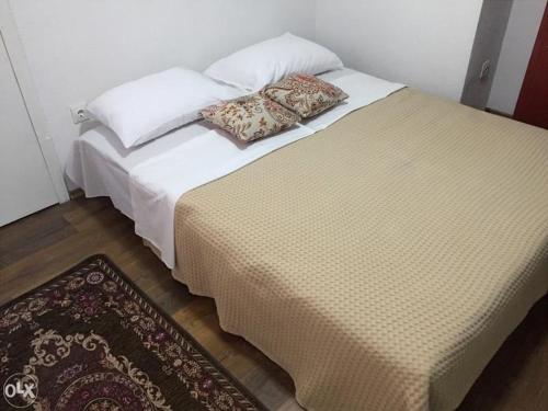 モスタルにあるBalkan Houseのベッド1台(枕2つ付)