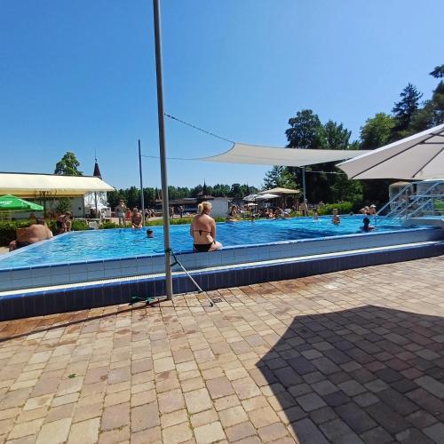 Bazén v ubytování 6RoomS HÉVÍZ-BALATON nebo v jeho okolí