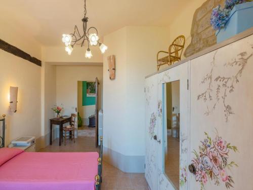 a bedroom with a pink bed in a room at Gorgeous Apartment with Pool near Sibillini Mountains in Monte San Martino