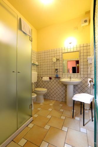 a bathroom with a toilet and a sink at Agriturismo Trerè in Faenza