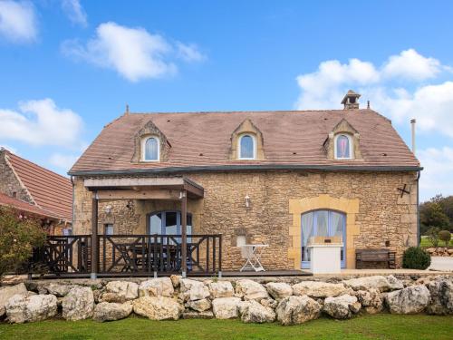 ein altes Steinhaus mit einer Steinmauer in der Unterkunft Holiday home in paradise with private pool in Meyrals