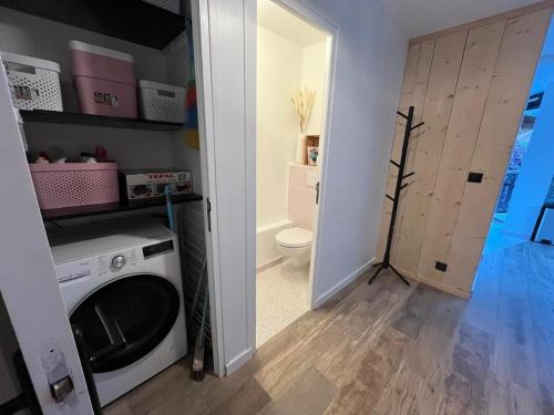 a laundry room with a washing machine and a toilet at Appartement 1 Chambre in Les Houches
