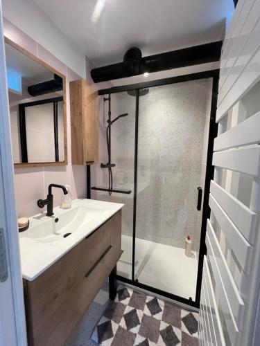 a bathroom with a shower and a sink at Appartement 1 Chambre in Les Houches