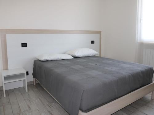 ラツィーゼにあるHoliday apartment near the lake, shared swimming poolの寝室に枕が2つ置かれたベッド