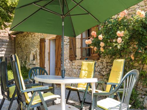 Un patio o zona al aire libre en Farmhouse with private pool, large garden and playground