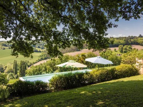 Un jardín fuera de Farmhouse with private pool, large garden and playground