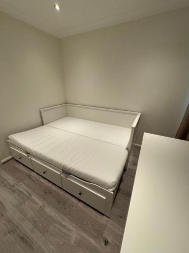 a small bedroom with a bed in a room at Barnet newly renovated in Barnet