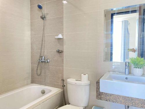 Un baño con inodoro, bañera y lavabo. en Studio with balcony in 8 Newtown Blvd, en Punta Engaño