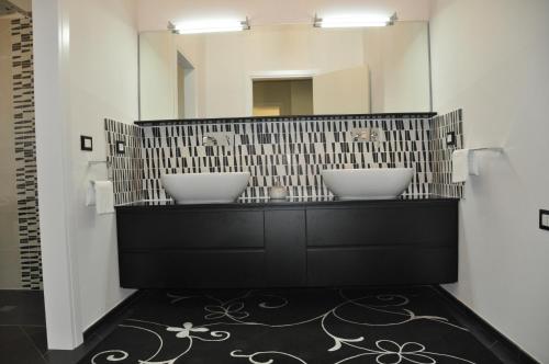 a bathroom with two sinks and a mirror at Agriturismo Trerè in Faenza