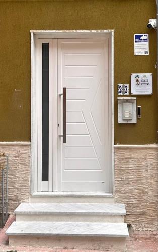 a white door on the side of a building at Casa Del Grillo Parlante in Aragona