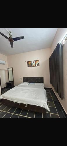 ウダイプールにあるHotel vallabh darshanのベッドルーム1室(ベッド1台付)