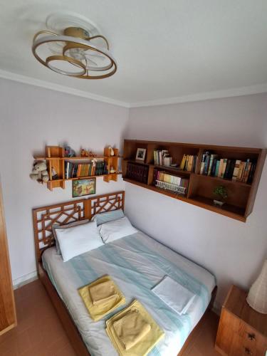 ein Schlafzimmer mit einem Bett und einem Kronleuchter in der Unterkunft Asprovalta Beach Apartment in Asprovalta